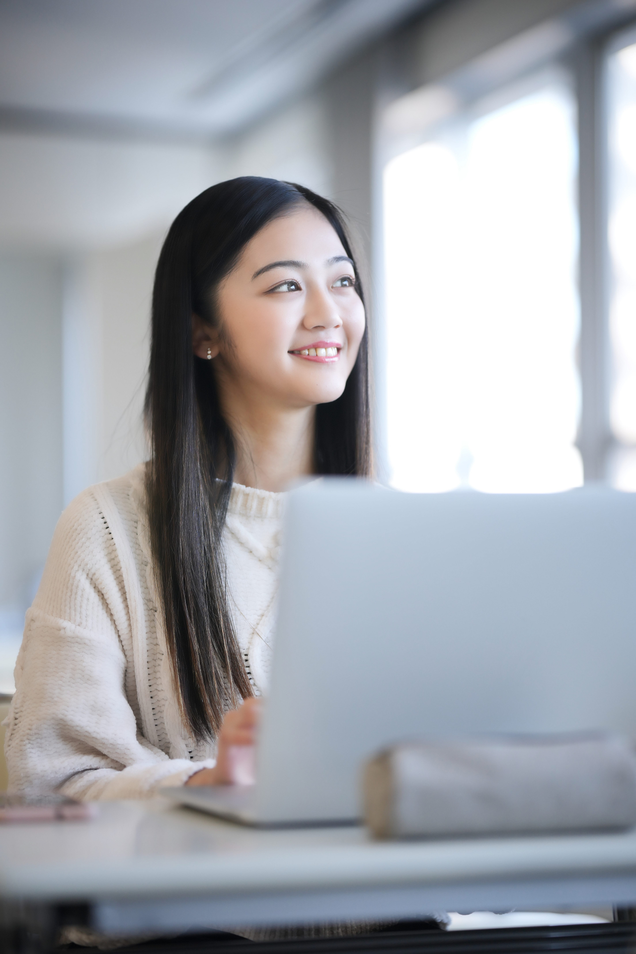 パソコンで作業するビジネスパーソン